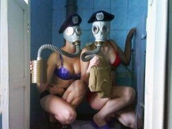 Tren Unik Orang Rusia Berpose di Toilet, Aneh Tapi Bikin Ngakak