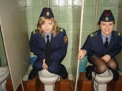 Tren Unik Orang Rusia Berpose di Toilet, Aneh Tapi Bikin Ngakak