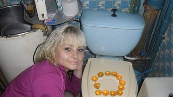 Meniup lilin ulang tahun di toilet. Foto: Sadanduseless