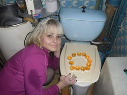 Tren Unik Orang Rusia Berpose di Toilet, Aneh Tapi Bikin Ngakak