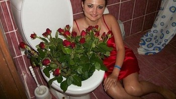 Meletakan buket bunga mawar di toilet. Foto: Sadanduseless