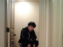 Tren Unik Orang Rusia Berpose di Toilet, Aneh Tapi Bikin Ngakak