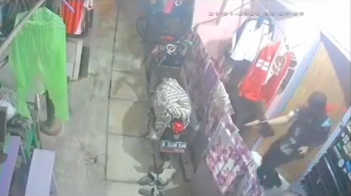 Video rekaman CCTV aksi seorang pria diduga mencuri dari rumah warga di Jakpus viral di medsos. Pelaku beraksi saat pemilik rumah tertidur lelap. (Screenshot video viral)