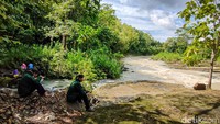 Masyarakat setempat menamai tempat ini Watu Lempeng karena terdapat susunan batu berbentuk lempeng atau pipih. Kondisi ini disebabkan oleh arus Sungai Serang yang mengikis bebatuan di sana selama ratusan tahun silam. 