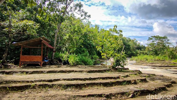 Dahulu lokasi tempat berdirinya Watu Lempeng merupakan lahan kosong tak bertuan. Hal ini karena letaknya tepat di bantaran sungai atau biasa disebut tanah kengser. 