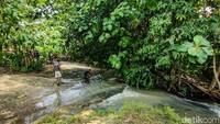 Jika ingin berkunjung ke Watu Lempeng, disarankan untuk datang saat cuaca sedang cerah. Sebab saat cuaca cerah, air di Sungai Progo sekitar Watu Lempen akan terlihat lebih jernih dan tenang sehingga dapat dimanfaatkan untuk bermain air. 
