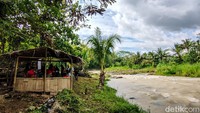 Hhadirnya wisata Watu Lempeng ini berdampak positif bagi perekonomian masyarakat Banyuroto, ihwal khusus warga Brangkal. Sebab banyak warga yang kemudian dilibatkan dalam operasional wisata. Mulai dari jaga kamar mandi, parkir hingga berjualan. 
