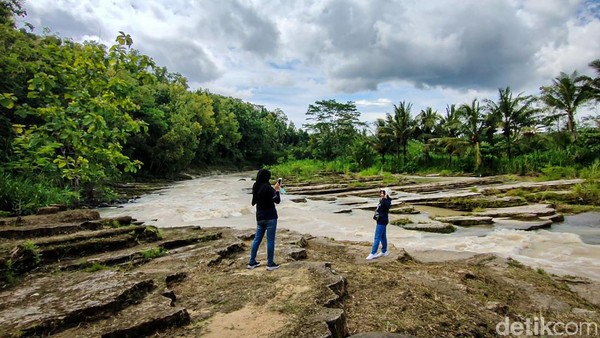 Destinasi Wisata Alam Watu Lempeng terletak di pinggir Sungai Serang yang secara administratif masuk wilayah Dusun Brangkal, Kalurahan Banyuroto, Kapanewon Nanggulan, Kulon Progo.