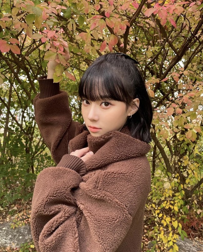 Winter aespa dianggap sebagai salah satu representasi kecantikan idol KPop wanita generasi keempat. Dengan tinggi badan 164 cm, proporsi tubuhnya dinilai ideal karena terlihat semampai. Belakangan pemilik nama asli Kim Min Jeong itu diduga membocorkan personel kelima aespa yang akan bergabung ke dalam grupnya. Foto: dok. Instagram aespa_official