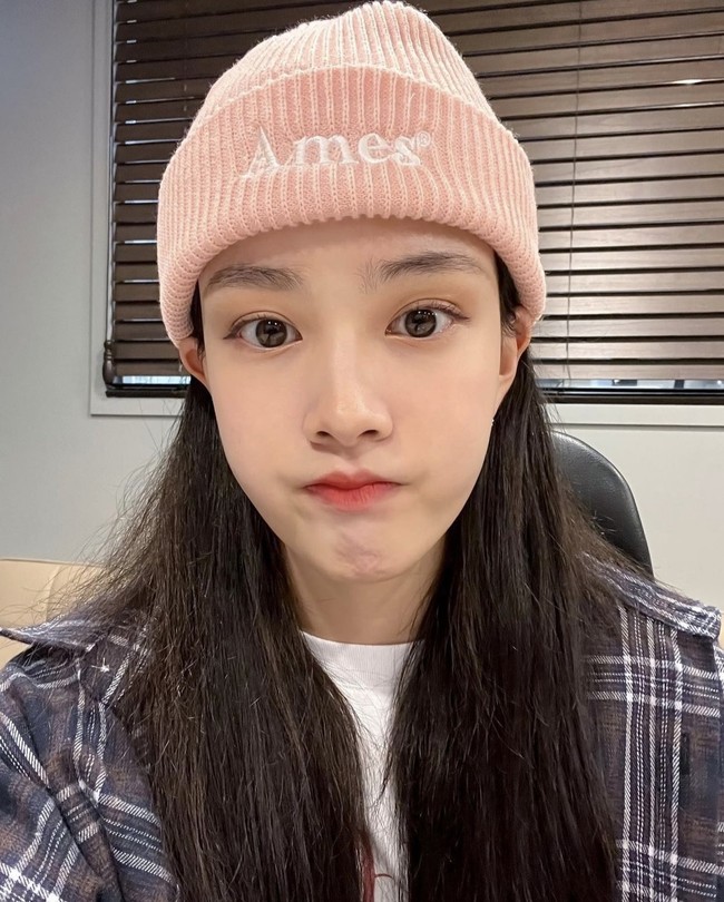 Penggemar yang telah melihat Yoon STAYC secara langsung menyamakannya dengan boneka Barbie. Dalam beberapa kesempatan, Yoon juga dinilai tampan. Foto: dok. Instagram yoon_stayc