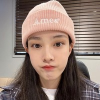 Penggemar yang telah melihat Yoon STAYC secara langsung menyamakannya dengan boneka Barbie. Dalam beberapa kesempatan, Yoon juga dinilai tampan. Foto: dok. Instagram yoon_stayc