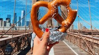 Seluruh galeri fotonya di Instagram berisi tangannya yang menggenggam makanan. Ada puluhan negara yang sudah disambangi Melissa dan ia abadikan lewat foto. Foto: Instagram @girleatworld