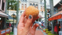 Mellisa sendiri memiliki hobi traveling, ia juga mulai menulis blog soal pengalaman perjalanannya mengunjungi berbagai daerah dan negara di dunia. Ia akan mengambil gambar makanan di tangannya dengan latar ikon negara.  Foto: Instagram @girleatworld