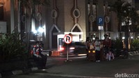 Kepala Dinas Satuan Polisi Pamong Praja (Satpol PP) Agus Wawan Gultom mengatakan, tingkat kunjungan masyarakat di akhir pekan memang lebih tinggi jika dibandingkan sebelumnya. Dia mengatakan, pembubaran itu akan rutin dilakukan setiap malam mengingat masih dalam masa pandemi COVID-19.  