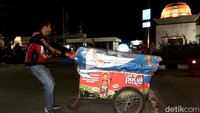 Petugas juga sekaligus mensosialisasikan kepada masyarakat dan PKL terkait penutupan sementara Alun-alun dan Lapang Merdeka setiap hari Minggu. Sehingga, PKL tidak perlu membuka lapaknya esok hari.  