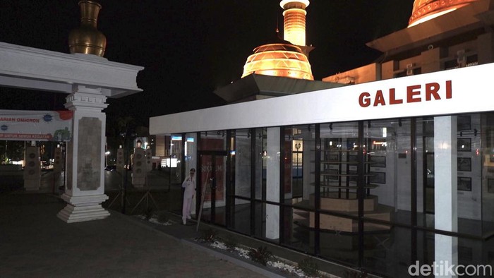 Alun-alun dan Lapang Merdeka Sukabumi Ditutup Setiap Hari Minggu Pemerintah Kota Sukabumi memutuskan untuk menutup sementara kawasan terintegrasi Alun-alun dan Lapang Merdeka. Pembukaan fasilitas publik ini terhitung baru dua pekan sejak diresmikan, Sabtu (8/1/2022) lalu.