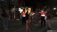 Setidaknya ada sekitar 50 petugas yang diterjunkan untuk memberikan arahan kepada warga dan PKL. Dia mengatakan, patroli ini akan ditekankan terutama tiap Sabtu malam.  