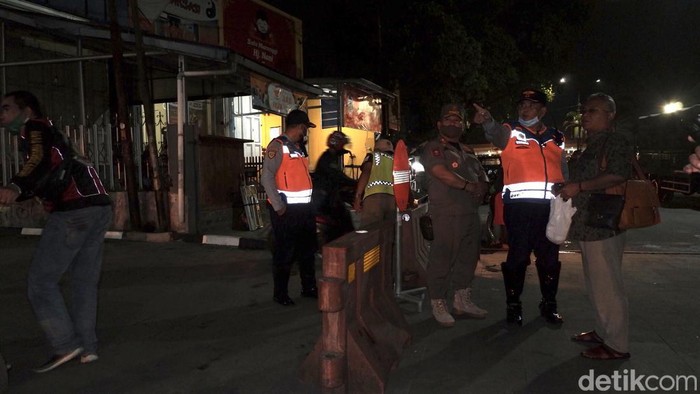 Alun-alun dan Lapang Merdeka Sukabumi Ditutup Setiap Hari Minggu Pemerintah Kota Sukabumi memutuskan untuk menutup sementara kawasan terintegrasi Alun-alun dan Lapang Merdeka. Pembukaan fasilitas publik ini terhitung baru dua pekan sejak diresmikan, Sabtu (8/1/2022) lalu.