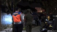 Pantauan detikcom di lokasi, petugas mengimbau warga untuk mengosongkan Alun-alun melalui pengeras suara. Sementara, pedagang kaki lima diminta untuk membereskan lapaknya.  