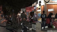Sementara itu Sabtu (22/1/2022) malam, sejumlah warga yang tengah nongkrong dan pedagang kaki lima di sekitar Alun-alun Kota Sukabumi dan Lapang Merdeka dibubarkan petugas. Pembubaran tersebut dilakukan menjelang penutupan sementara kedua fasilitas tersebut pada Minggu (23/1/2022) besok.  
