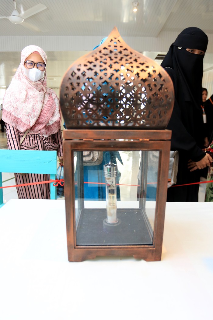 Sejumlah pengunjung melihat barang-barang peninggalan Nabi Muhammad SAW pada pameran artefak di kompleks Yayasan Zawiyah Nurun Nabi, Desa Lambhuk, Banda Aceh, Aceh, Sabtu (22/1/2022). Sebanyak 11 artefak peninggalan Nabi Muhammad SAW milik almarhum Prof Dr H Abdul Manan Embong yang terdiri dari tongkat, siwak, pedang, darah bekam, biang keringat, rambut, kain kiswah kabah, imamah, sorban, sandal, dan janggut Rasulullah SAW tersebut dipamerkan dengan tujuan untuk meningkatkan kecintaan terhadap baginda Nabi Muhammad SAW. ANTARA FOTO/Syifa Yulinnas/tom.