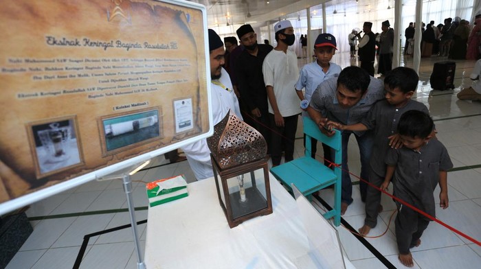 Sejumlah pengunjung melihat barang-barang peninggalan Nabi Muhammad SAW pada pameran artefak di kompleks Yayasan Zawiyah Nurun Nabi, Desa Lambhuk, Banda Aceh, Aceh, Sabtu (22/1/2022). Sebanyak 11 artefak peninggalan Nabi Muhammad SAW milik almarhum Prof Dr H Abdul Manan Embong yang terdiri dari tongkat, siwak, pedang, darah bekam, biang keringat, rambut, kain kiswah kabah, imamah, sorban, sandal, dan janggut Rasulullah SAW tersebut dipamerkan dengan tujuan untuk meningkatkan kecintaan terhadap baginda Nabi Muhammad SAW. ANTARA FOTO/Syifa Yulinnas/tom.