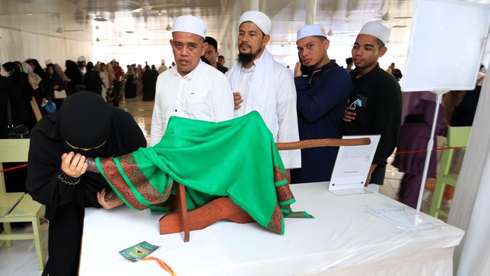 Sejumlah pengunjung melihat barang-barang peninggalan Nabi Muhammad SAW pada pameran artefak di kompleks Yayasan Zawiyah Nurun Nabi, Desa Lambhuk, Banda Aceh, Aceh, Sabtu (22/1/2022). Sebanyak 11 artefak peninggalan Nabi Muhammad SAW milik almarhum Prof Dr H Abdul Manan Embong yang terdiri dari tongkat, siwak, pedang, darah bekam, biang keringat, rambut, kain kiswah kabah, imamah, sorban, sandal, dan janggut Rasulullah SAW tersebut dipamerkan dengan tujuan untuk meningkatkan kecintaan terhadap baginda Nabi Muhammad SAW. ANTARA FOTO/Syifa Yulinnas/tom.