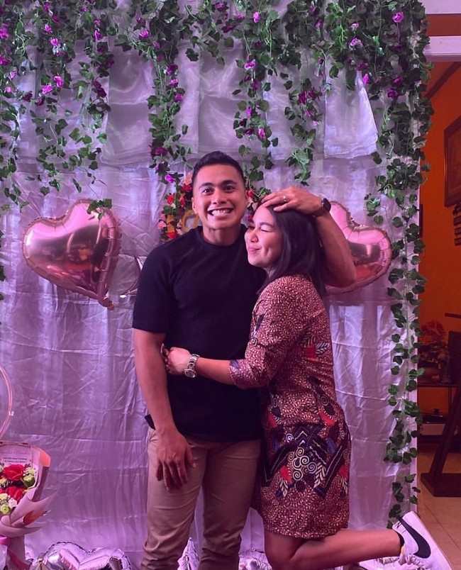 “Tidak ada kata lain selain mengucap syukur atas semua perjalanan hidup yang Tuhan Yesus berikan dan ahkirnya bisa menemukan orang yang tepat yang bisa menerima semua ketidak sempurnaan untuk dijadikan sempurna dan indah.. thanks and love you so much sayang, tulis keterangan foto di Instagram manganang92 pada Sabtu (22/1/2022). Foto: Instagram @manganang92