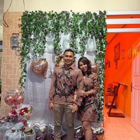 Acara lamaran yang diadakan mulai pukul 17.00 WITA itu hanya dihadiri keluarga dan sahabat terdekat mereka. Claudya mengaku dirinya dan Aprilio Manganang serta kedua orangtua mereka merasa bahagia akhirnya bisa menggelar acara lamaran meskipun sederhana. Foto: Instagram @manganang92