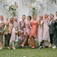 Ayu Ting Ting mengenakan kebaya warna coral dengan sentuhan payet. Dia memadankannya dengan kain batik. Foto: dok. Instagram/@ayutingting92