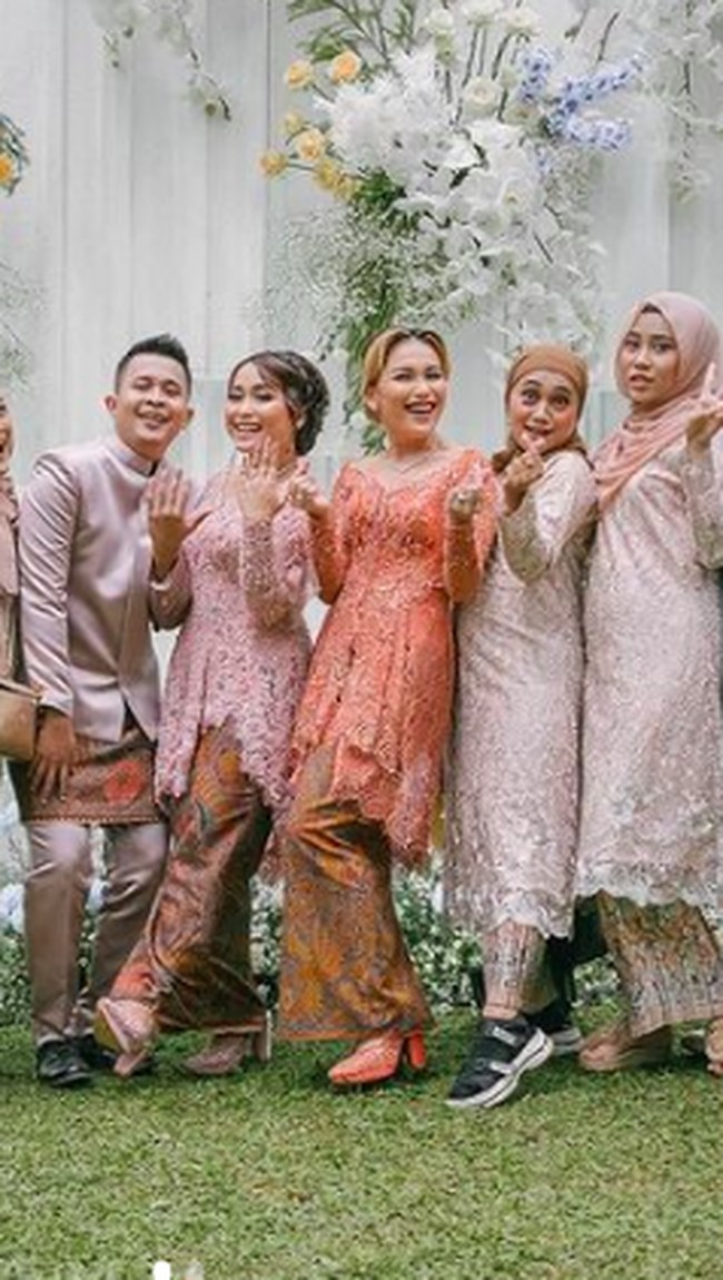 Ayu Ting Ting mengenakan kebaya warna coral dengan sentuhan payet. Dia memadankannya dengan kain batik. Foto: dok. Instagram/@ayutingting92