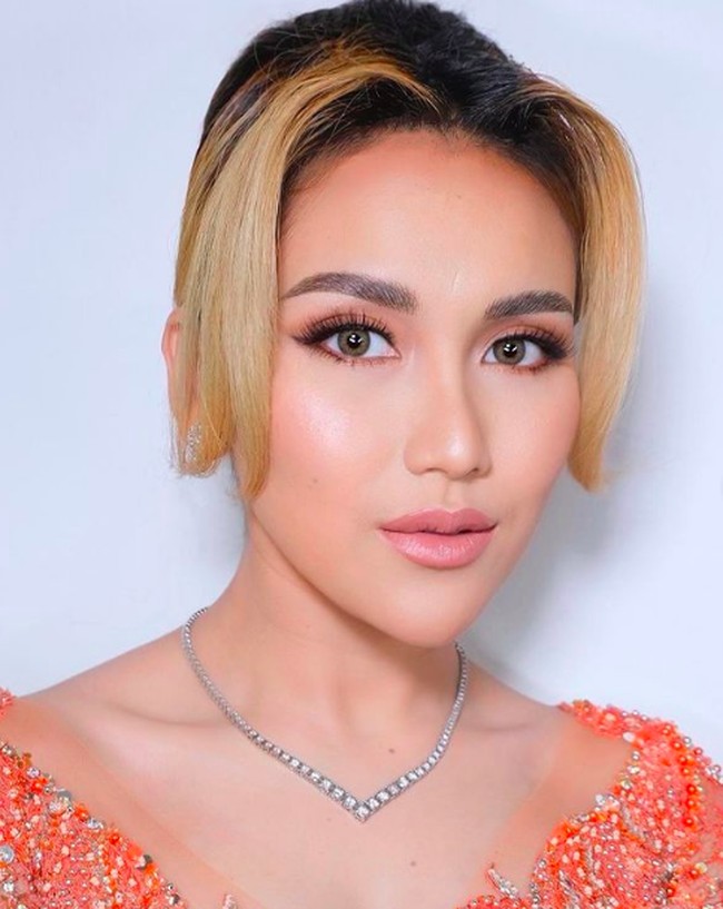 Pedangdut 29 tahun itu tampil dengan riasan flawless bernuansa pink muda. Dengan rambut pirangnya yang ditata cepol, riasan wajah tersebut membuat penampilan Ayu jadi tidak terlalu heboh. Foto: dok. Instagram/@ayutingting92