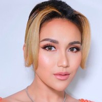 Pedangdut 29 tahun itu tampil dengan riasan flawless bernuansa pink muda. Dengan rambut pirangnya yang ditata cepol, riasan wajah tersebut membuat penampilan Ayu jadi tidak terlalu heboh. Foto: dok. Instagram/@ayutingting92