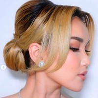 Untuk memberikan sentuhan glamour, Ayu mengenakan kalung dan anting berlian. Foto: dok. Instagram/@ayutingting92