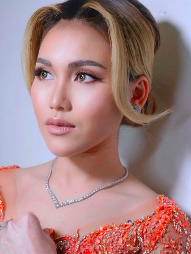 Penampilan Ayu Ting Ting disebut lebih mencolok dibanding adiknya yang lamaran. harusnya yang lebih menyala bajunya tuh si calon pengantin hehe,” komentar netizen.Foto: dok. Instagram/@ayutingting92