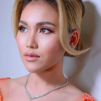 Penampilan Ayu Ting Ting disebut lebih mencolok dibanding adiknya yang lamaran. harusnya yang lebih menyala bajunya tuh si calon pengantin hehe,” komentar netizen.Foto: dok. Instagram/@ayutingting92