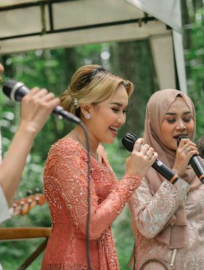 Sejumlah netizen pun mendoakan Ayu Ting Ting segera menyusul adiknya ke pelaminan. Happy engagement. Semoga diperlancar urusannya hingga hari H dan eonni Ayu segera menyusul dgn jodohnya nanti. Aamiin,” tulis netizen. Foto: dok. Instagram/@ayutingting92