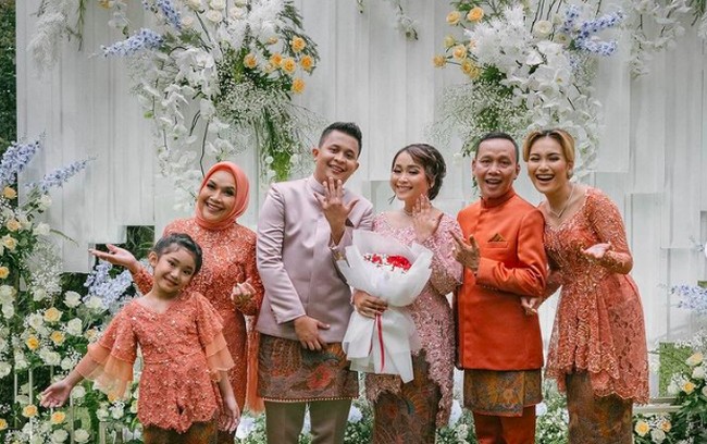 Sementara sang adik Syifa tampil lebih soft dengan kebaya warna pink pastel. Netizen membandingkan penampilan kakak adik tersebut. Foto: dok. Instagram/@ayutingting92