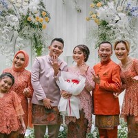 Sementara sang adik Syifa tampil lebih soft dengan kebaya warna pink pastel. Netizen membandingkan penampilan kakak adik tersebut. Foto: dok. Instagram/@ayutingting92