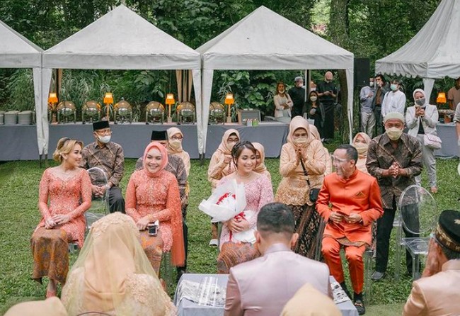 Ayu Ting Ting tampil mempesona di acara lamaran adiknya Syifa. Dalam momen tersebut, keluarga Ayu Ting Ting tampil senada dengan baju warna coral. Foto: dok. Instagram/@ayutingting92