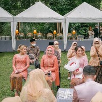 Ayu Ting Ting tampil mempesona di acara lamaran adiknya Syifa. Dalam momen tersebut, keluarga Ayu Ting Ting tampil senada dengan baju warna coral. Foto: dok. Instagram/@ayutingting92