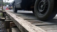 Penyebab kecelakaan selain karena tidak ada pagar pengaman, kondisi kayu juga menjadi licin saat hujan turun, serta telah rapuh.