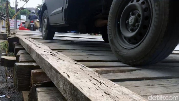 Jembatan kayu penghubung tiga kecamatan di Kabupaten Sukabumi rawan kecelakaan. Tidak ada pagar dan pengaman serta kayunya tampak mulai rapuh.