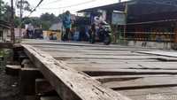 Jembatan penghubung antara Kecamatan Cicurug, Cidahu dan Parungkuda tersebut diketahui sempat ambruk pada April 2021 silam. Pasca kejadian itu, pemerintah setempat kemudian mengganti jembatan aspal itu menggunakan alas kayu.