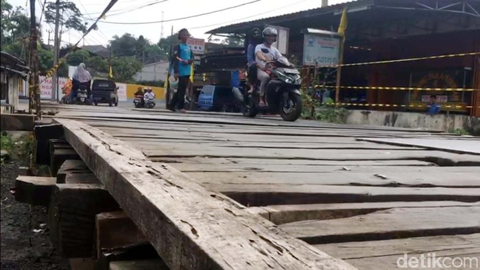 Jembatan kayu penghubung tiga kecamatan di Kabupaten Sukabumi rawan kecelakaan. Tidak ada pagar dan pengaman serta kayunya tampak mulai rapuh.