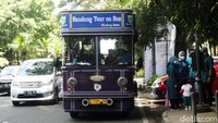 Seperti di halte yang berada di Jalan Diponegoro, Kota Bandung, sejumlah wisatawan berduyun-duyun datang ke lokasi tersebut untuk menaiki Bandros.