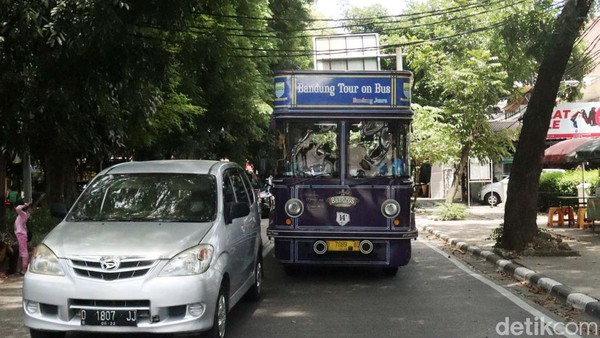Sekedar informasi, tiket untuk naik Bandros ini Rp 20 ribu, beroperasi setiap hari dari Pukul 08.00-16.00 WIB. Sekedar informasi, tiket untuk naik Bandros ini Rp 20 ribu, beroperasi setiap hari dari Pukul 08.00-16.00 WIB.