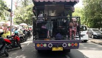 Selain dapat naik di halte yang ada di Jalan Diponegoro, wisatawan juga bisa naik di halte yang ada di Alun-alun Bandung.