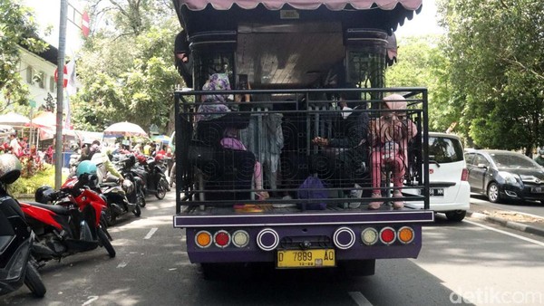 Selain dapat naik di halte yang ada di Jalan Diponegoro, wisatawan juga bisa naik di halte yang ada di Alun-alun Bandung. Selain dapat naik di halte yang ada di Jalan Diponegoro, wisatawan juga bisa naik di halte yang ada di Alun-alun Bandung.