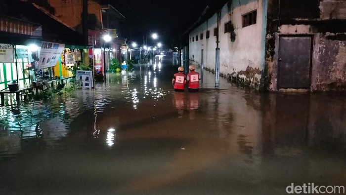 Banjir menggenangi permukiman di Dukuh Gatak, Desa Banyudono, Kecamatan Banyudono, Kabupaten Boyolali, Minggu (23/1/2022) malam.